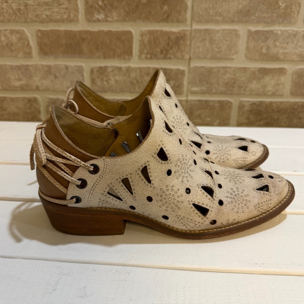 Anthropologie Musse and Cloud Cutout Ankle Boot White & Brown Sz 8 Western Boho
